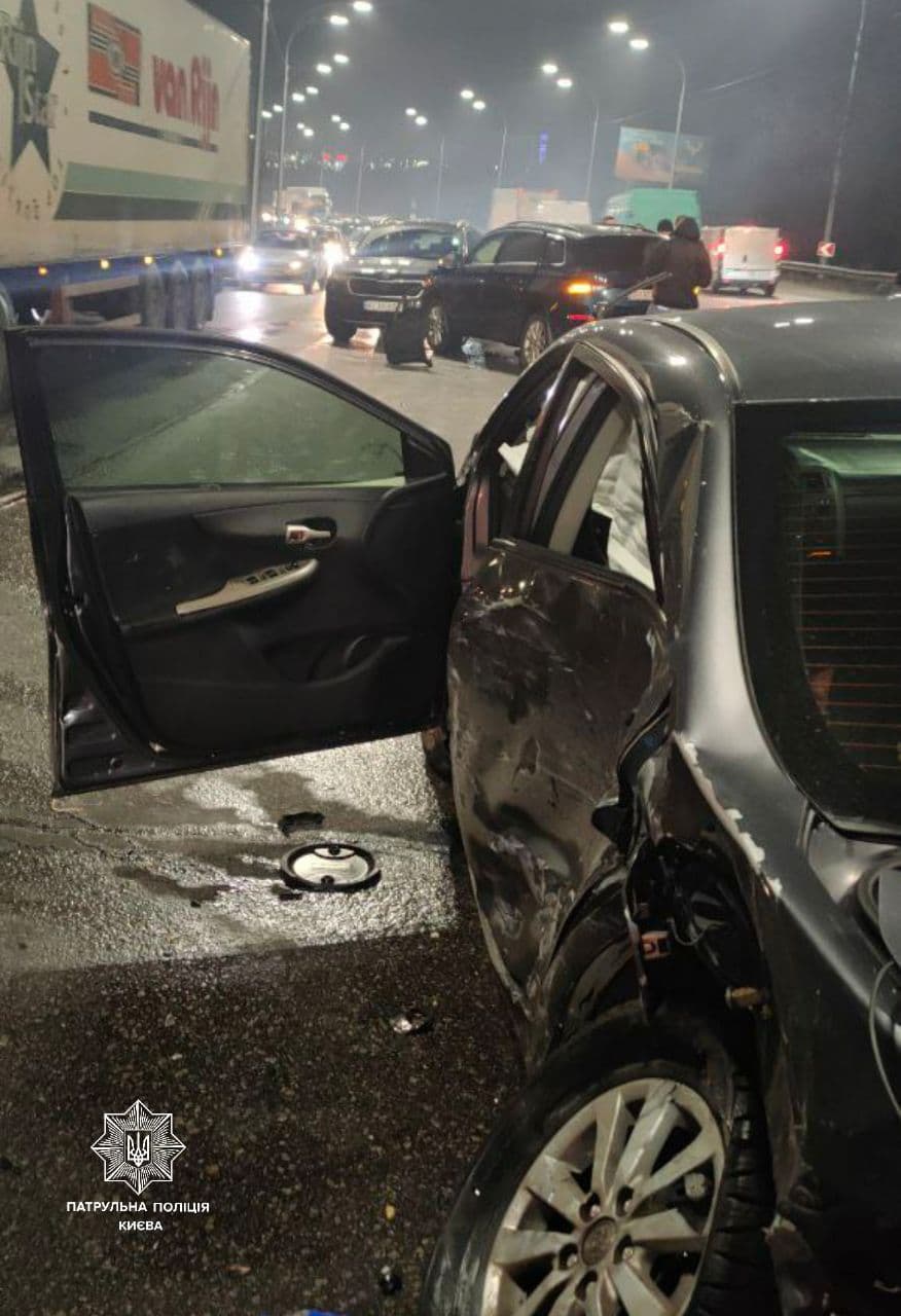 В Киеве произошло крупное ДТП. Движение на Столичном шоссе ограничено dqxikeidqxidqrant