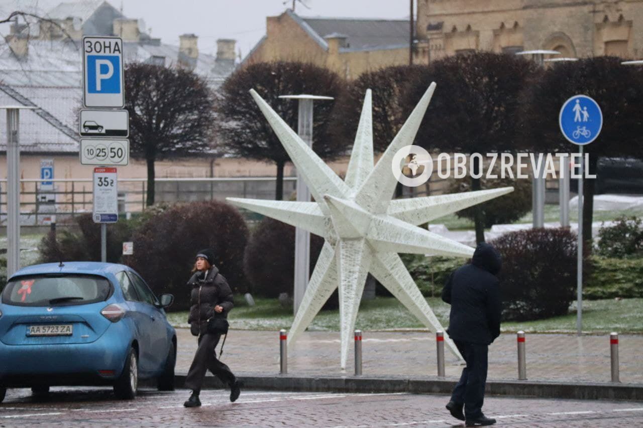 Подготовка к открытию праздничной локации.