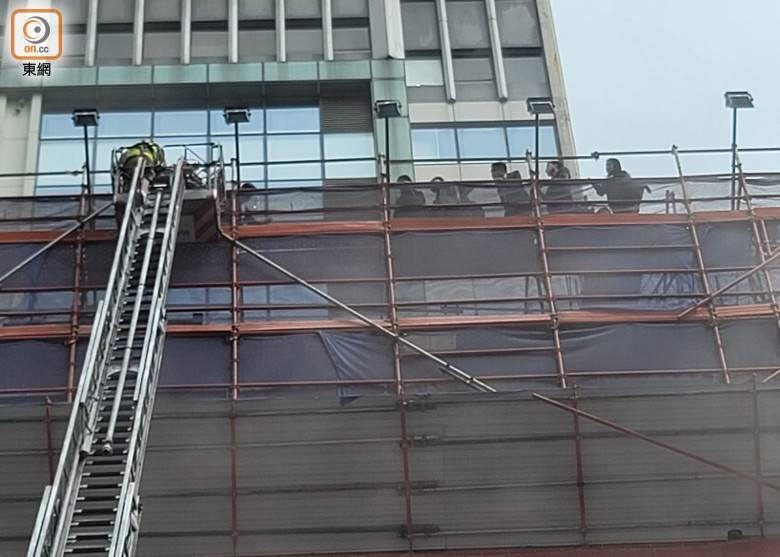 Десятки человек оказались заблокированы в здании dqxikeidqxidqrant