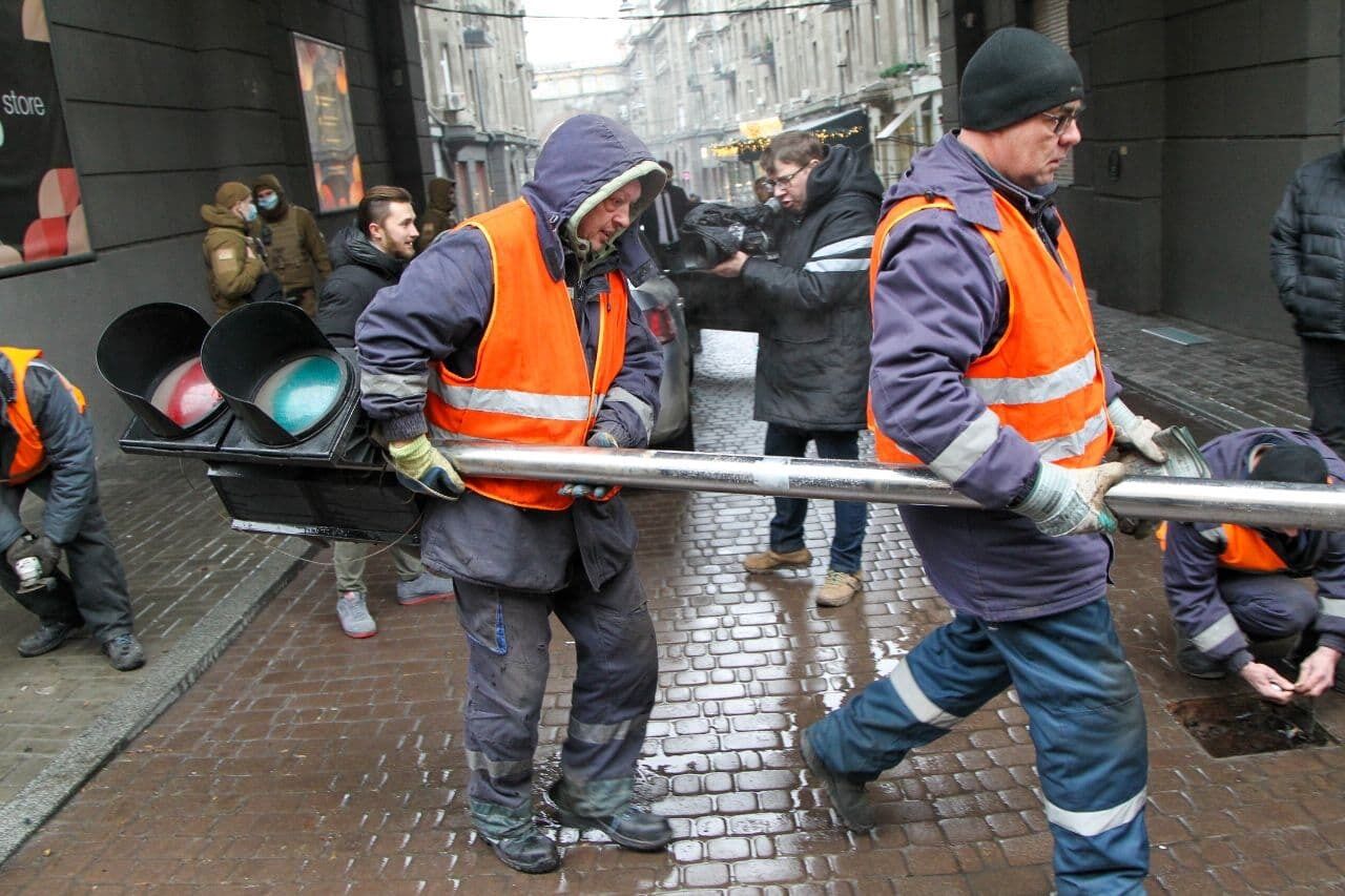 Коммунальщики убрали болард и dqxikeidqxidqrant