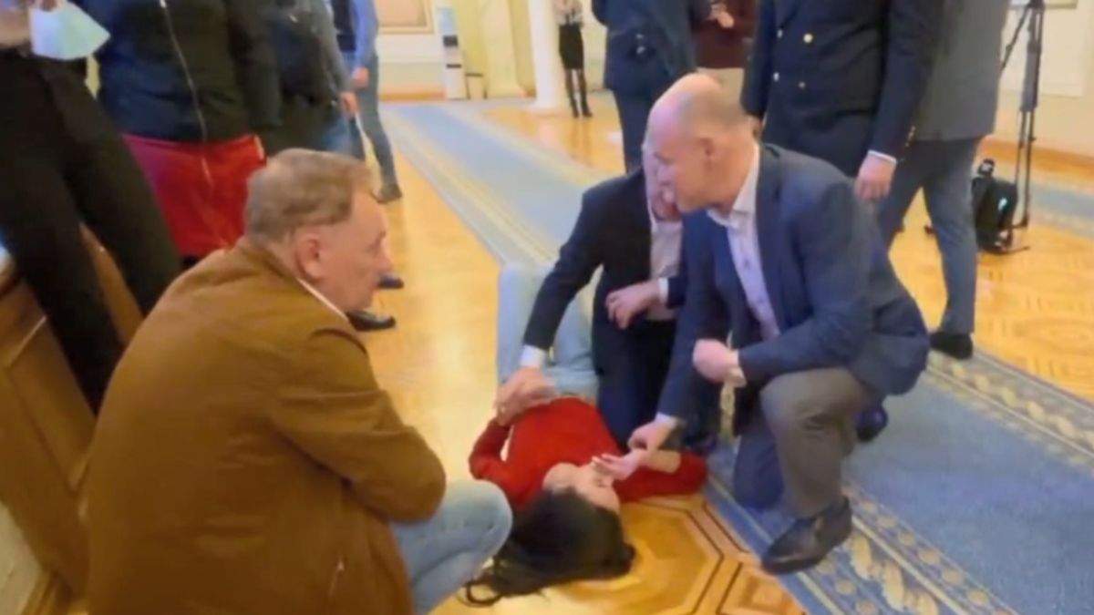 В кулуарах Рады женщина потеряла сознание dqxikeidqxidqrant