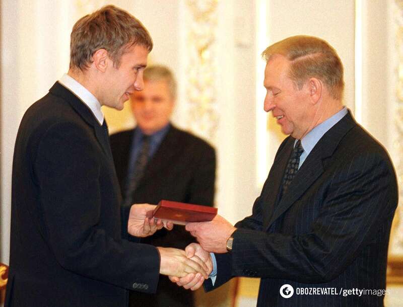 Шевченко в свое время наградил президент Украины Леонид Кучма (1999 год)