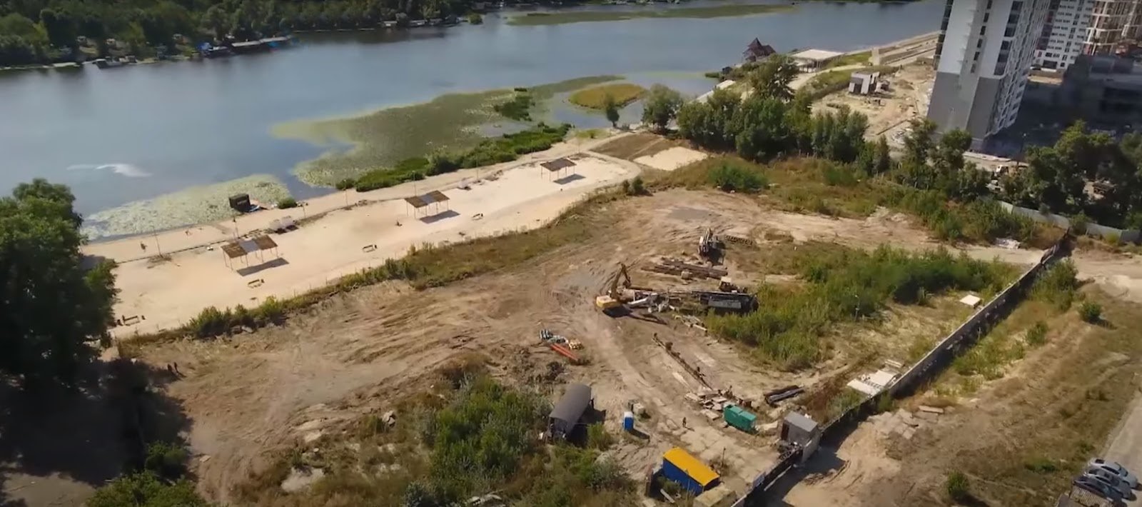 Найгостріше протистояння відбувається навколо цієї ділянки, огородженої парканом з колючим дротом. Перед ділянкою піщаний пляж з навісами та бігова доріжка, зроблені коштом міста. Поряд – уже збудовані будинки та не введені в експлуатацію, а тут лише пісок та будівельна техніка.