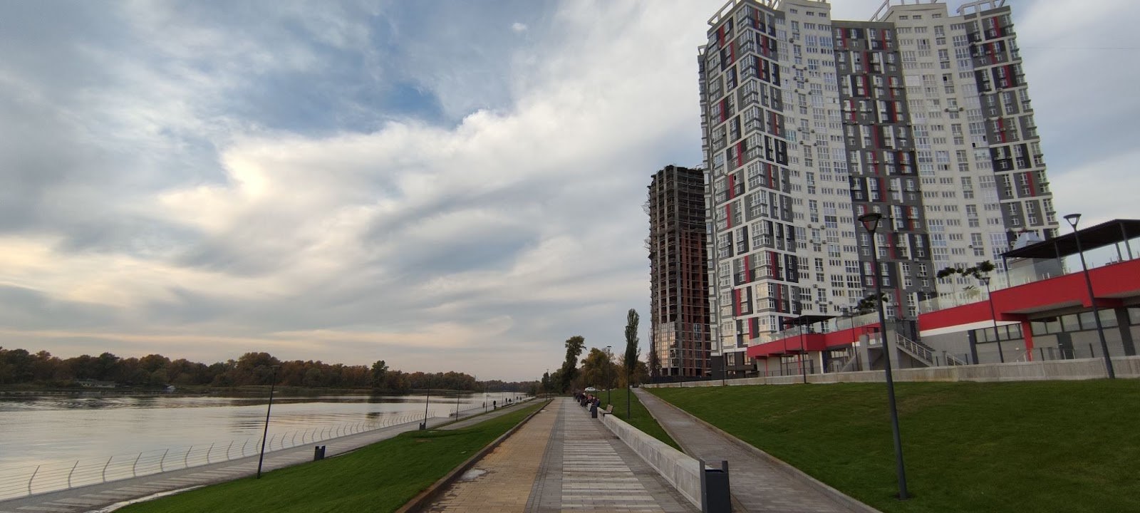 Забудовник збудував «прилизану» набережну, попри те, що не було чіткої межі між водою і сушею, і його приватна земля не охоплює цю територію. Більше того - комунальні служби також не мають її на балансі. Отже хто доглядатиме – невідомо