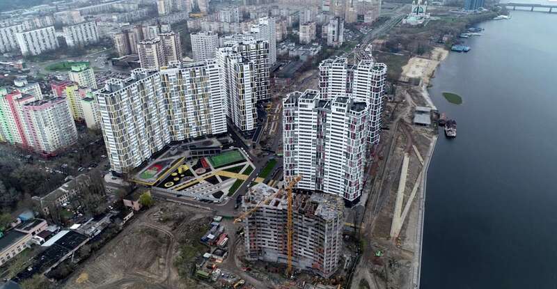 Зліва на фото – новий щільний мікрорайон на кілька тисяч мешканців. Справа на фото – бетонна стіна у воді. Раніше тут був природний пологий берег, але буквально кілька років тому через забудову берег також забетонували