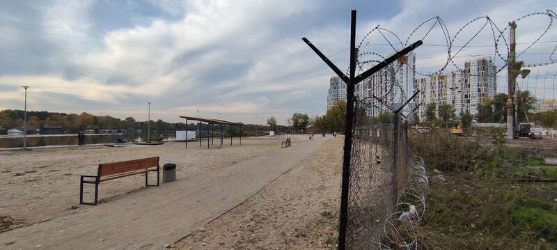 До ріки від паркану з колючим дротом – менше ніж 50 метрів. Власники ділянки «воюють» з місцевими жителями та збираються зводити нові висотні житлові будинки