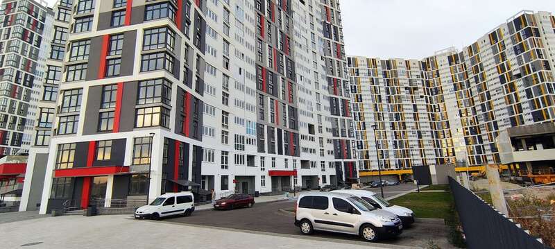 Через 15 років після прийняття проєктних рішень на території заводу залізобетонних виробів на березі Дніпра (чи то його затоки – річки Десенка) з’явився великий житловий район, який досі не введено в експлуатацію, тривають суди про зняття арешту з земельної ділянки