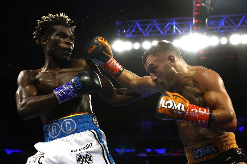 Ломаченко победил Комми