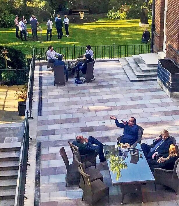 Борис Джонсон и персонал с вином в саду на Даунинг-стрит в мае 2020 года dqxikeidqxidqrant