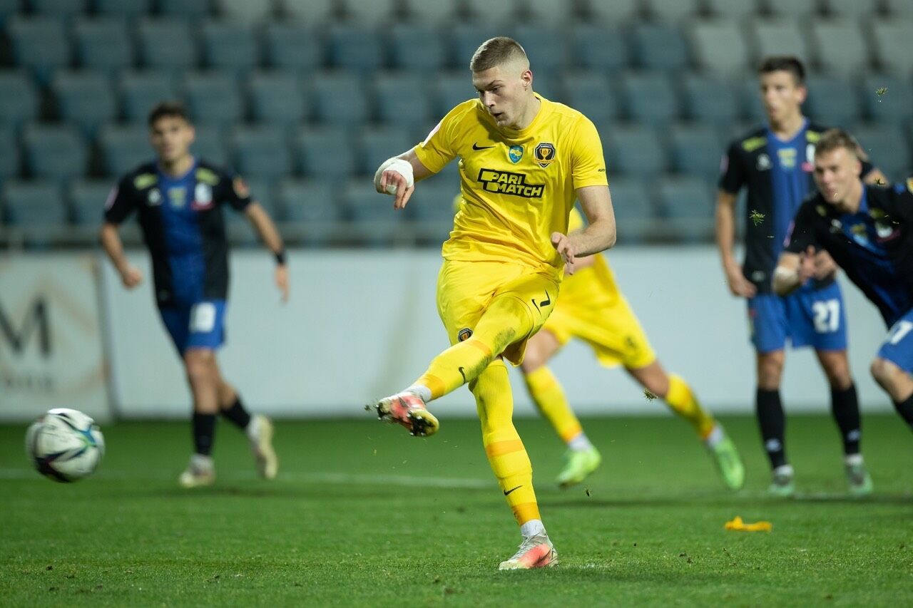 Довбик забивает мяч. dqxikeidqxidqrant