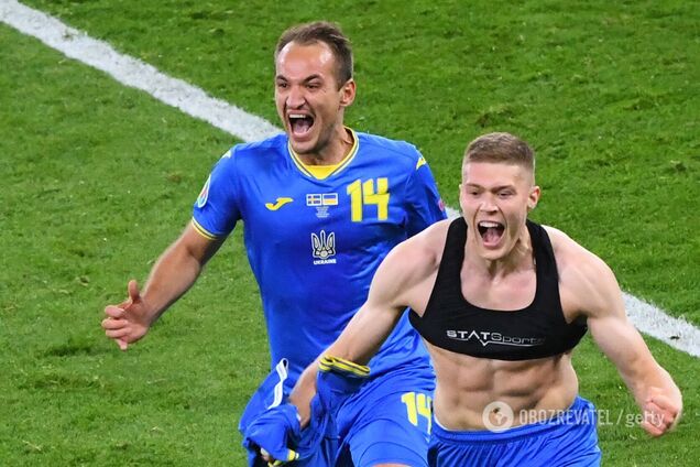 Артем Довбик (справа) празднует забитый гол.