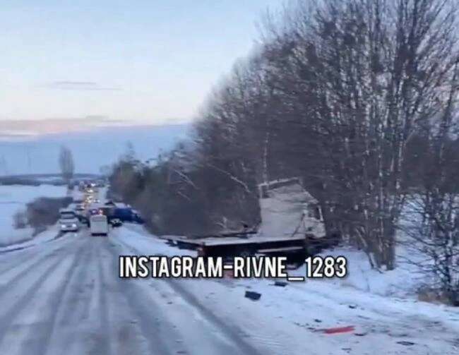 Водитель грузовика не выбрал безопасную скорость и дистанцию dqxikeidqxidqrant