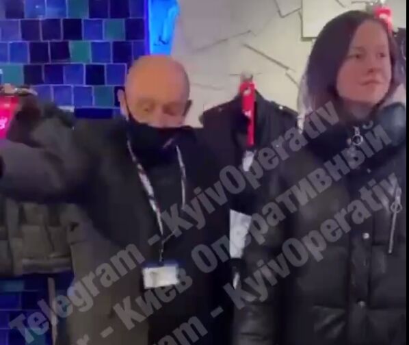 Охранник попросил посетителей одеть маски или покинуть магазин. dqxikeidqxiqdzant