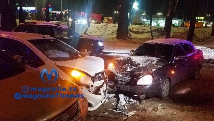 Произошло лобовое столкновение двух легковушек. dqxikeidqxidqeant