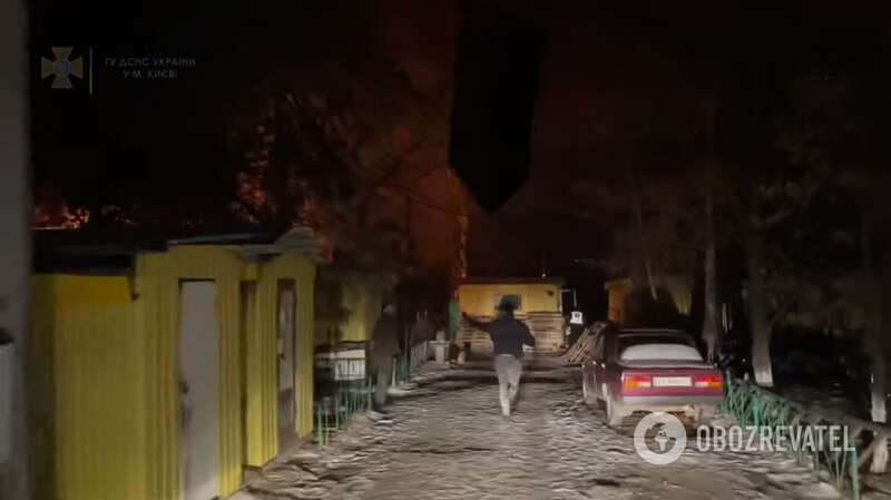 Человек бежит к месту чрезвычайного происшествия dqxikeidqxidqeant