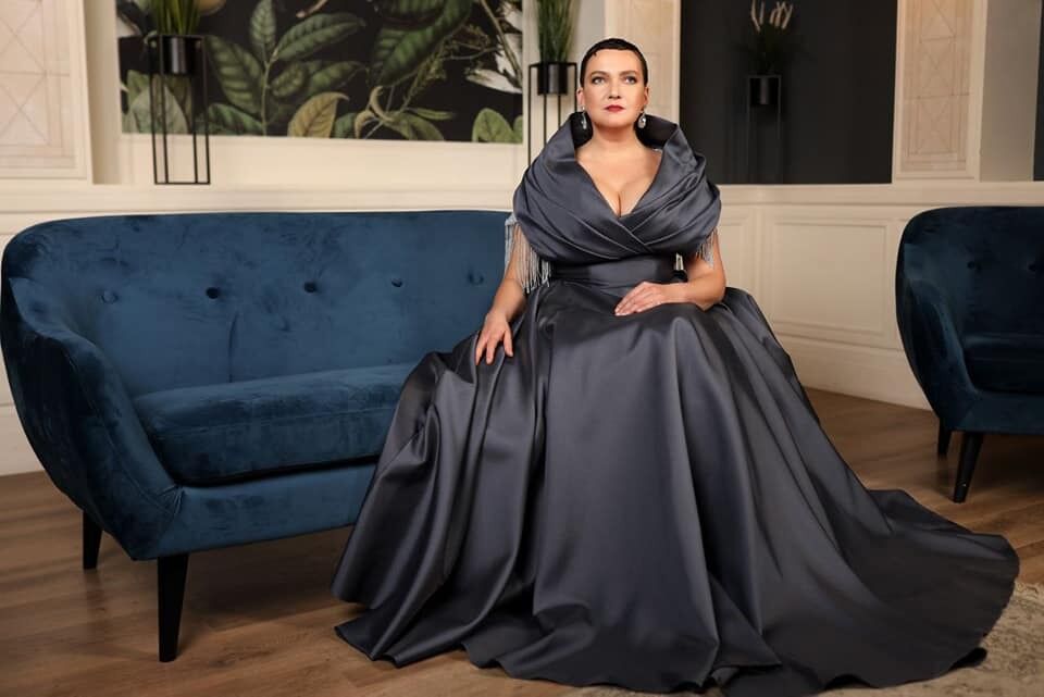 Надежда в сером платье