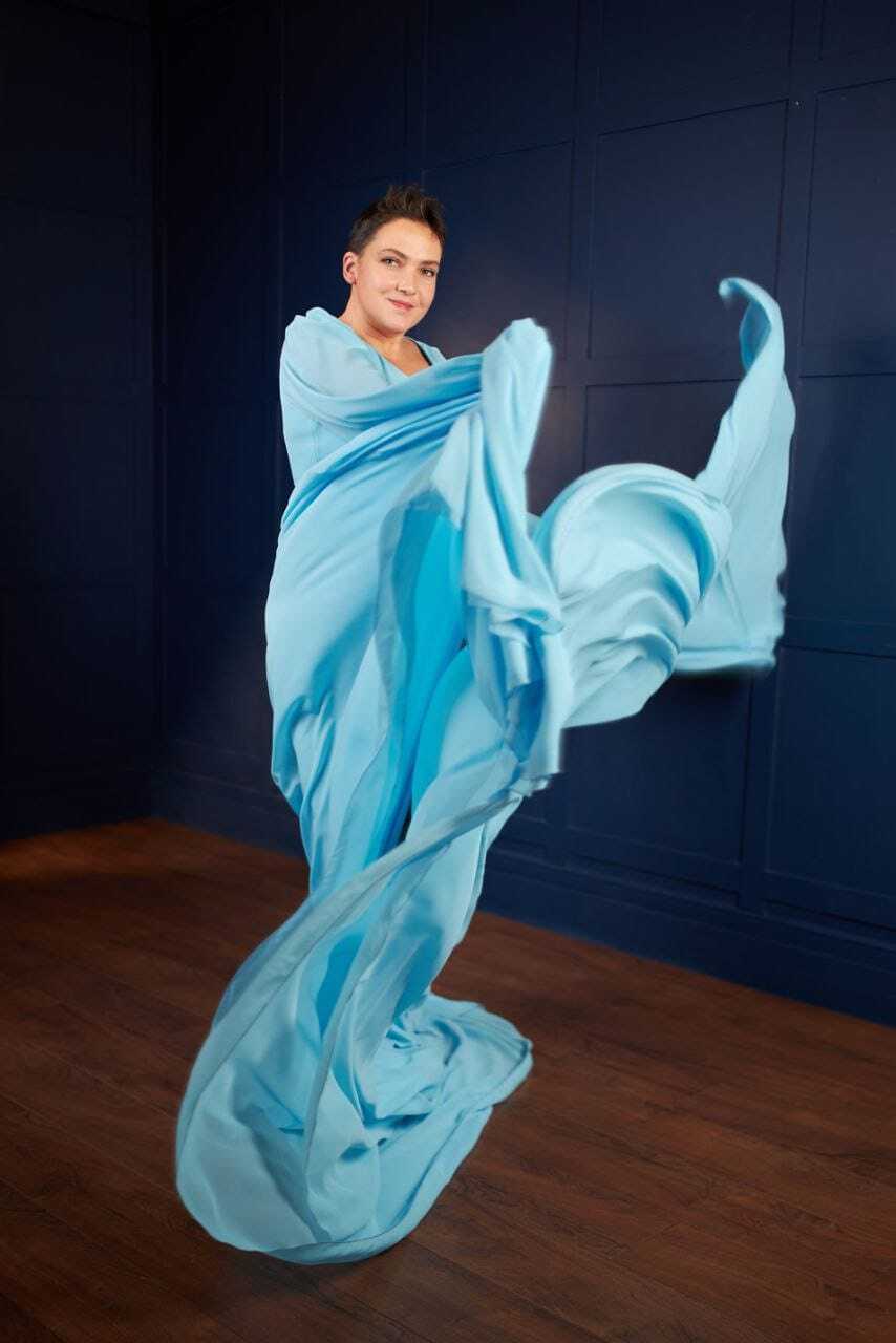 Украинка играла летящей юбкой платья на фотосессии