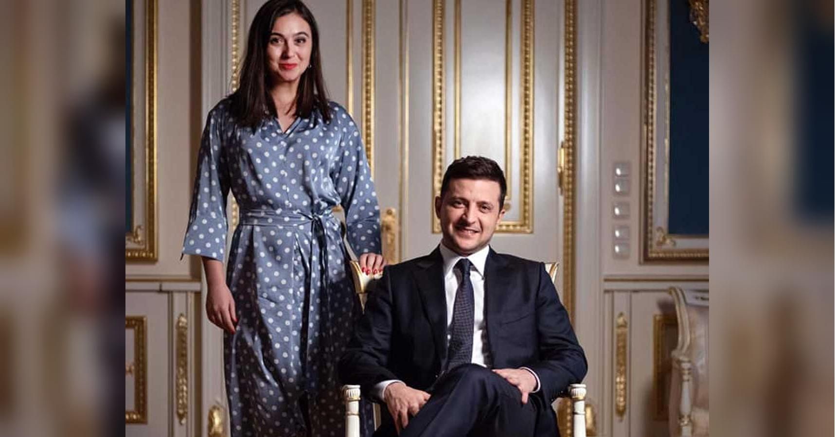 Возможно, это изображение (2 человека, люди сидят, люди стоят, костюм и в помещении)