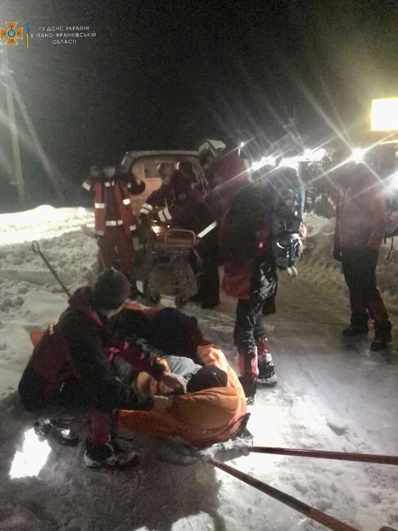 Разыскали и эвакуировали: в Карпатах спасли травмированную туристку dqxikeidqxidqrant