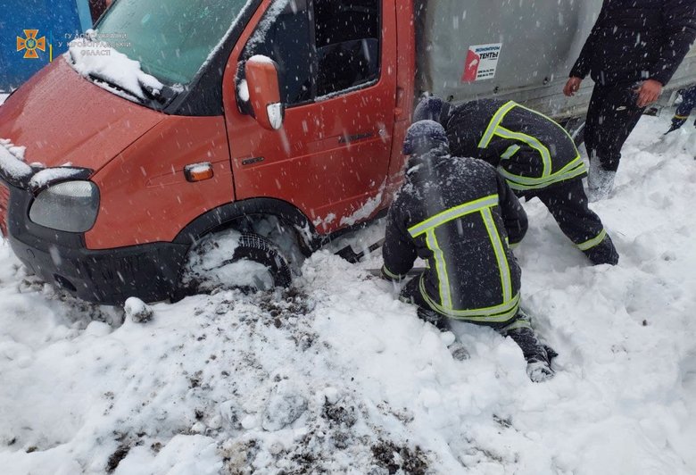 Спасатели ликвидируют последствия непогоды на дорогах Украины 02