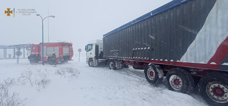 Спасатели ликвидируют последствия непогоды на дорогах Украины 03