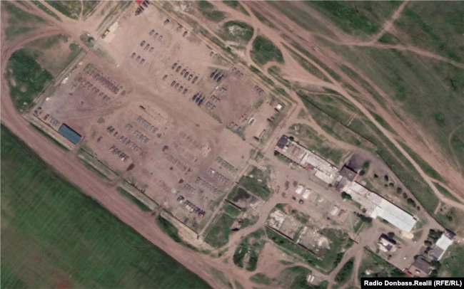 Сама база. Добре видно бронетехніку, гармати, вантажівки