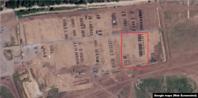 Навіть на не дуже чітких знімках можна легко розрізнити гаубиці Д-30А калібром 122 мм (виділено червоним).