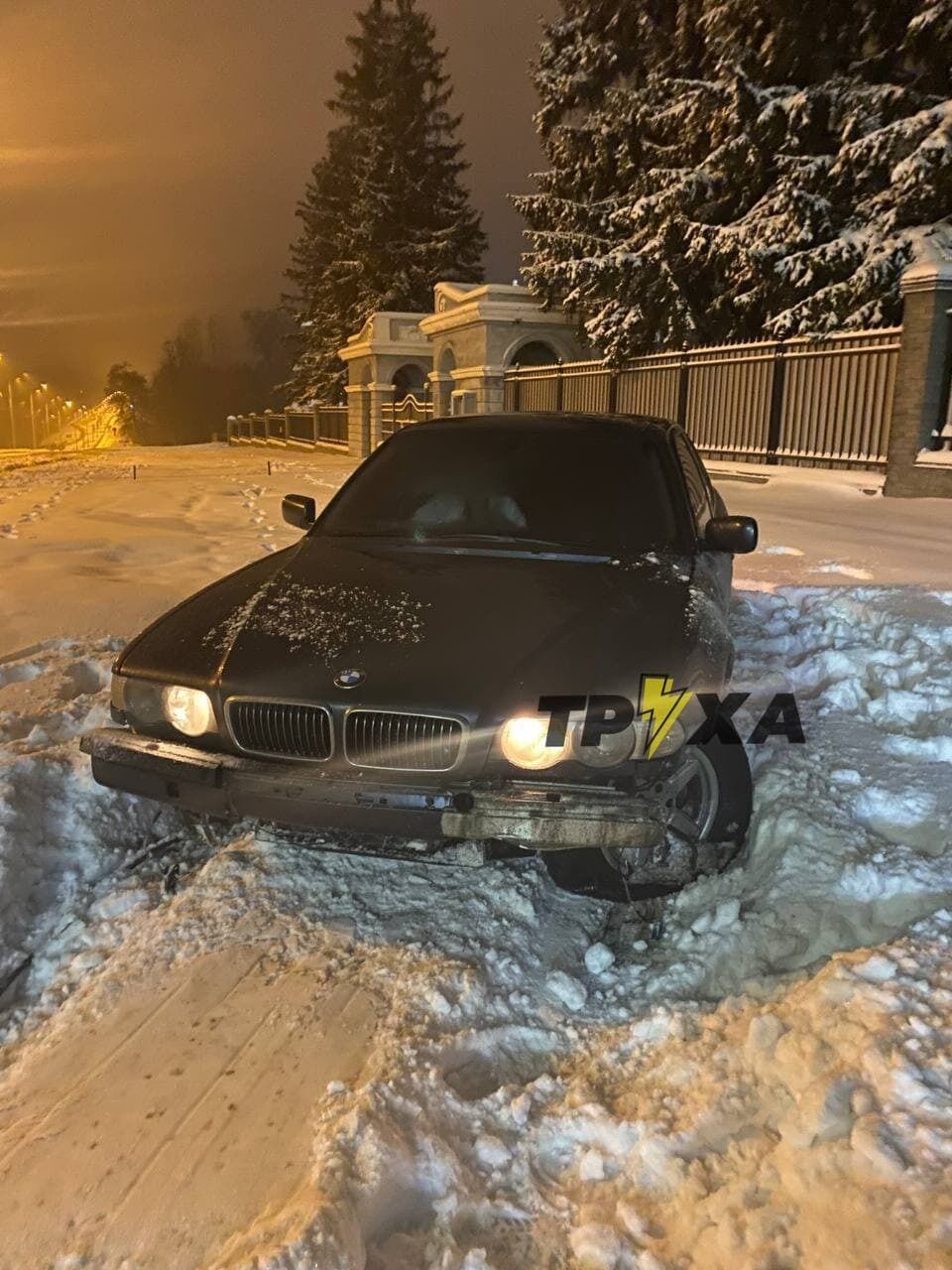 Автомобиль слетел с дороги.