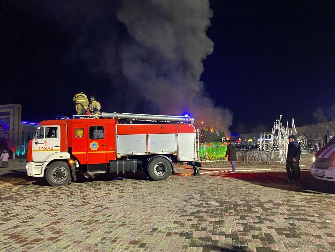Главная елка города Тараз сгорела за считанные минуты dqxikeidqxidqeant