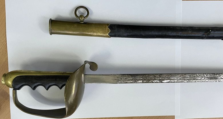 Со шпагой через границу: закарпатские таможенники изъяли у украинца старинное оружие 01 dqxikeidqxidqrant