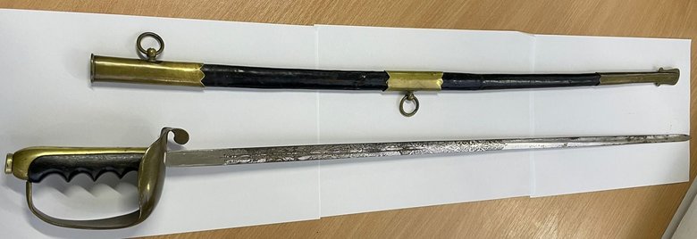 Со шпагой через границу: закарпатские таможенники изъяли у украинца старинное оружие 02