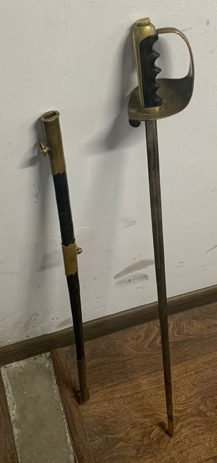 Со шпагой через границу: закарпатские таможенники изъяли у украинца старинное оружие 03