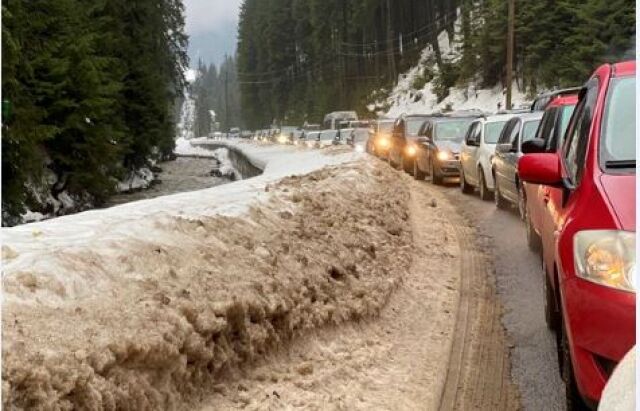 Чтобы выехать за пределы озера, нужно простоять в пробке не менее 30 минут dqxikeidqxidqrant