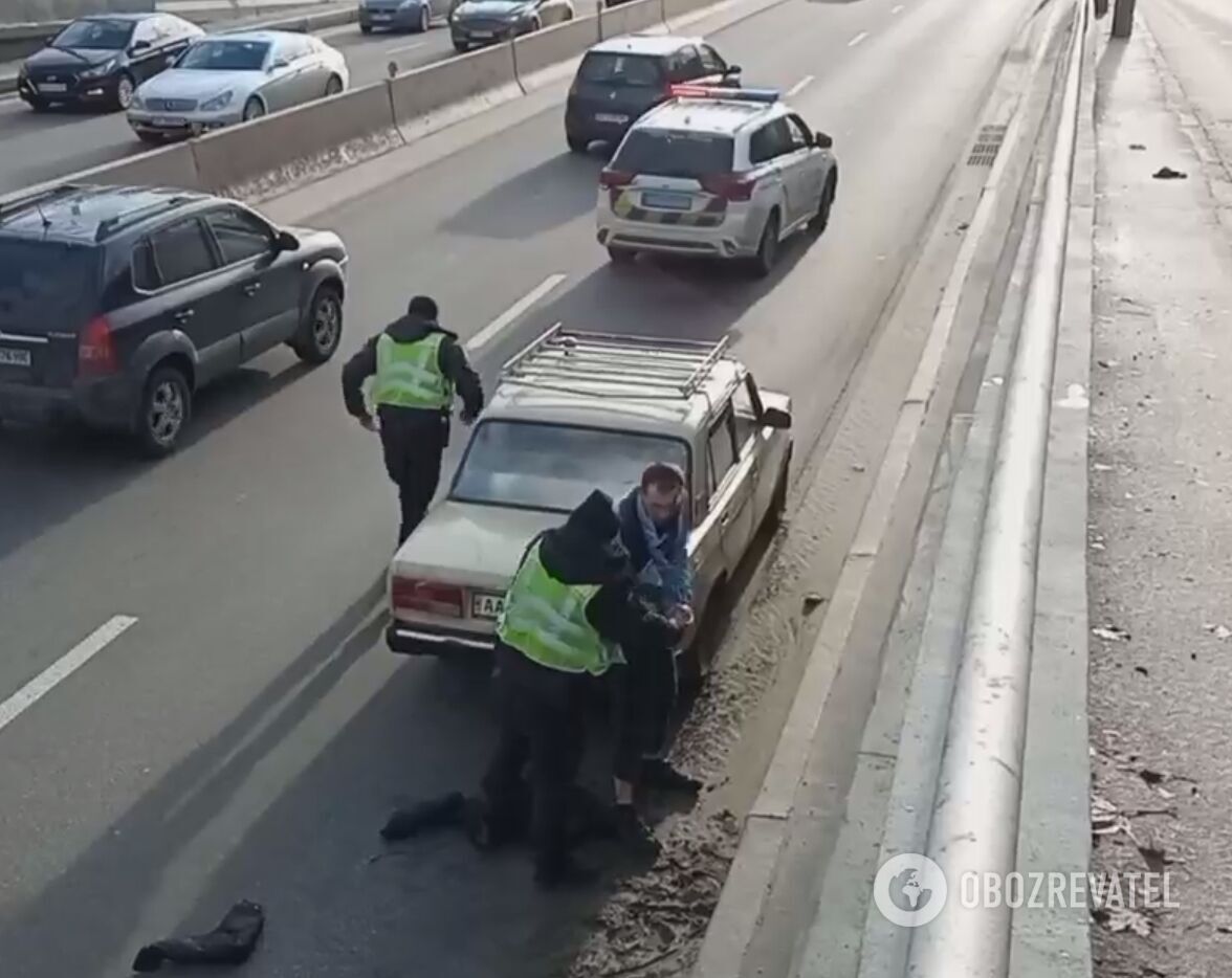 На водителя одели наручники.