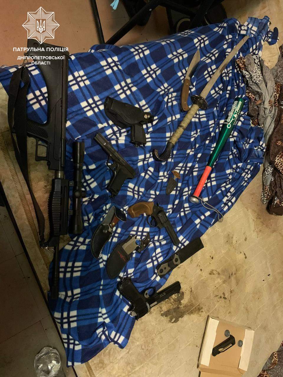 У Дніпрі чоловік викликав патрульних та погрожував їм японським мечем dqxikeidqxidqrant