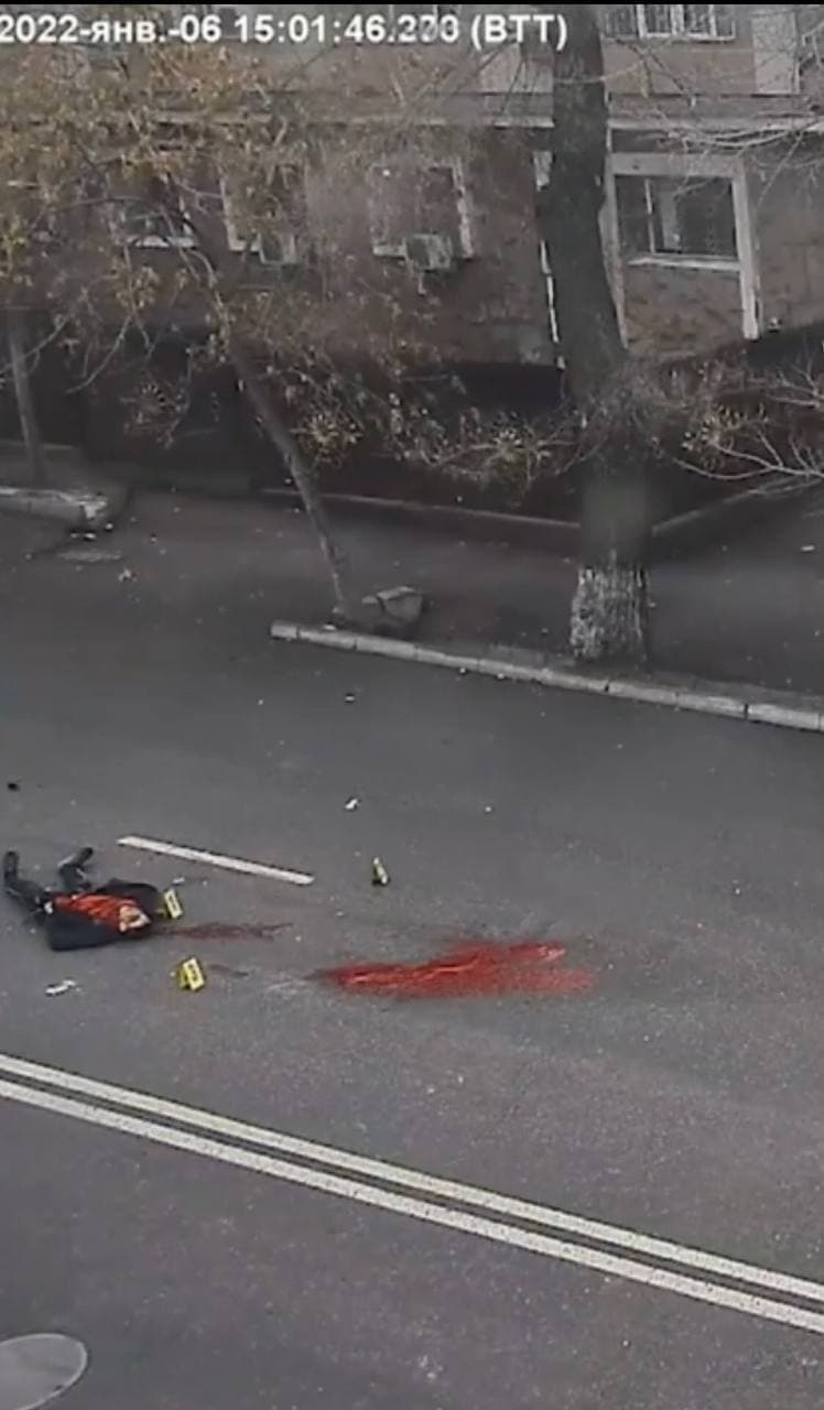 Труп застреленного демонстранта лежит посреди улицы в Алматы 01 dqxikeidqxidqrant