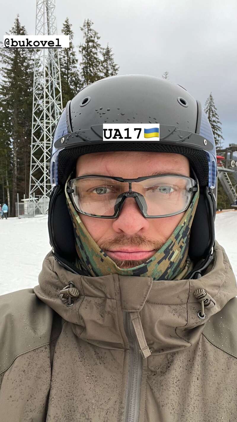 Саша в каске.