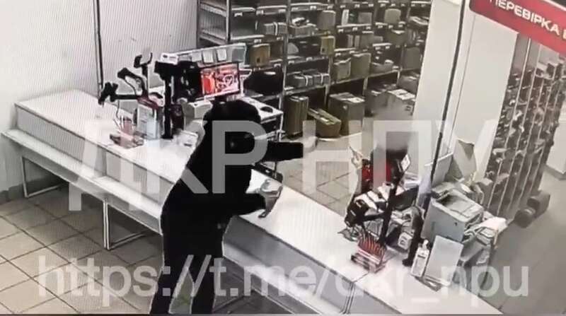 Молодой человек зашел в отделение и брызнул в лицо девушки-оператора баллончиком dqxikeidqxidqrant