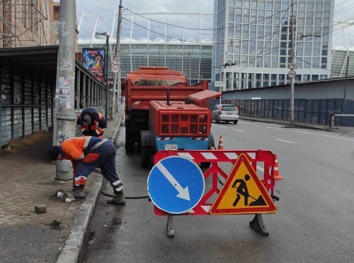 Столбики установили на улицах рядом с НСК "Олимпийский". dqxikeidqxiqxqant