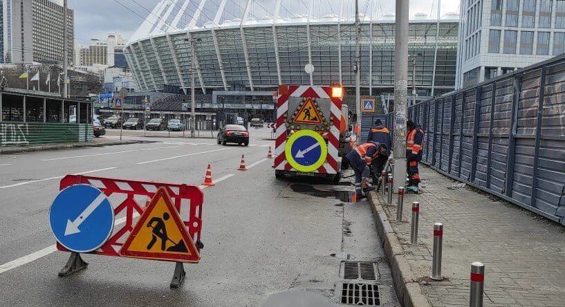 Работы по установке столбиков.