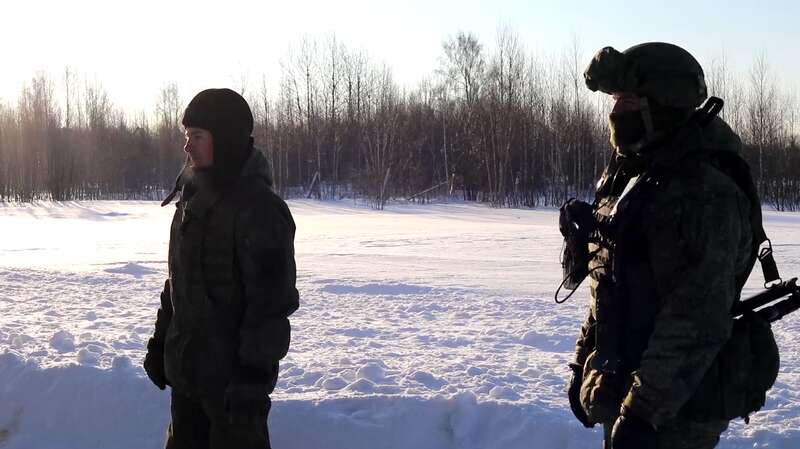 Военных отправляют с аэродрома "Северный" dqxikeidqxidqeant