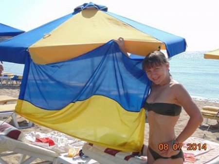 Девушки из Запорожья начали флешмоб в поддержку сексапильной полицейской. ФОТО Девушки из Запорожья начали флешмоб в поддержку сексапильной полицейской. ФОТО dqxikeidqxidqeant