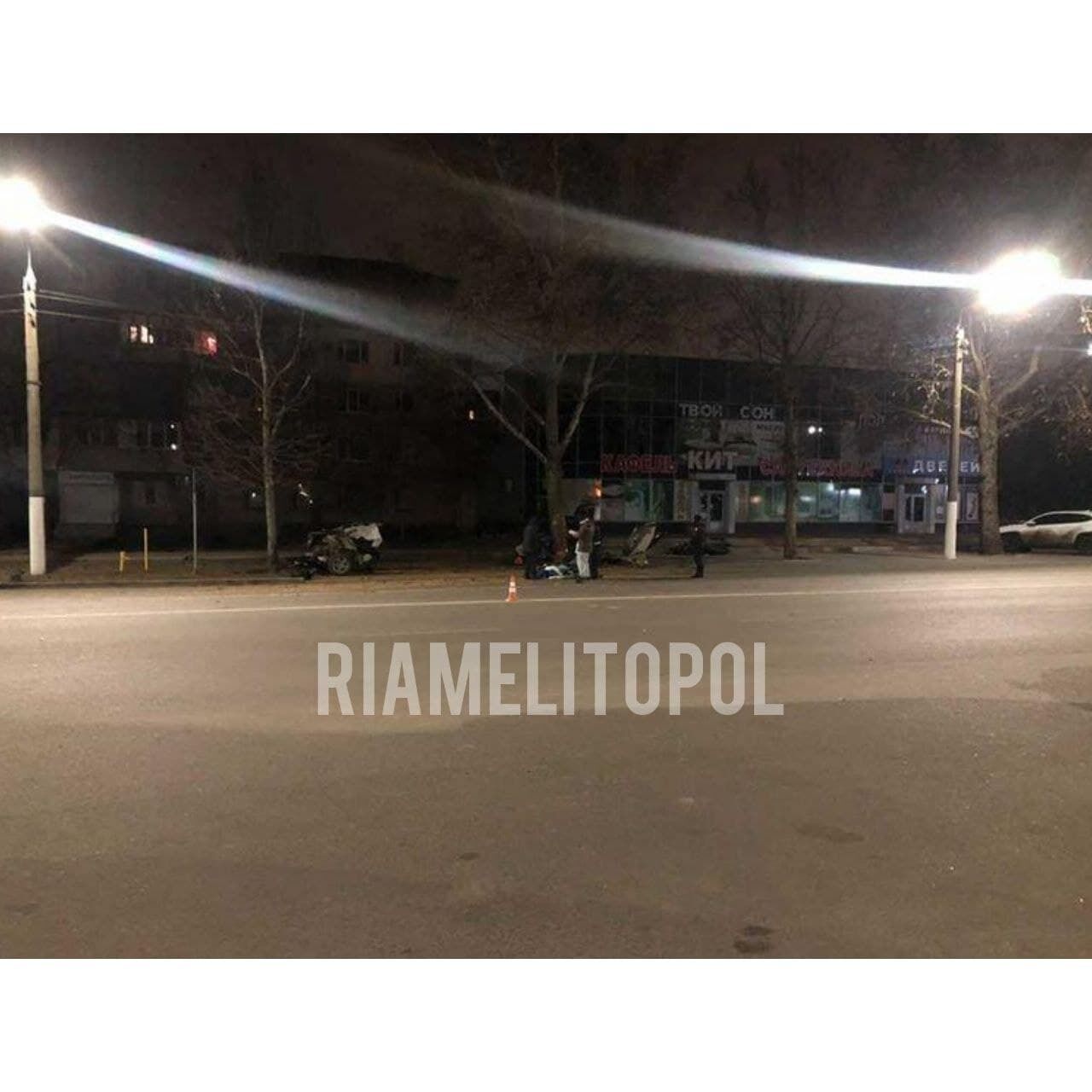 Авто влетело в дерево на скорости