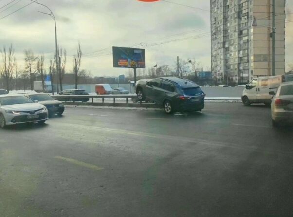 Женщина перепутала педали тормоза и газа. dqxikeidqxidqeant