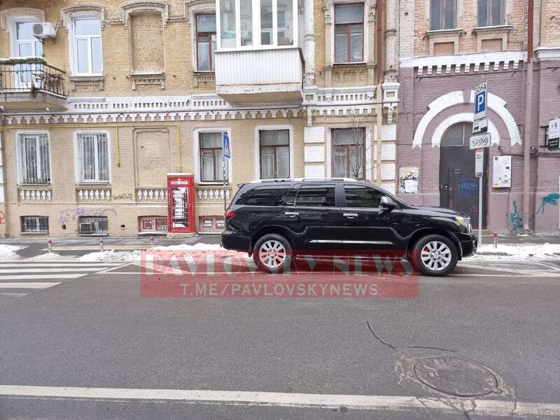 Автомобиль Кличко припаркован с нарушение ПДД dqxikeidqxidqeant