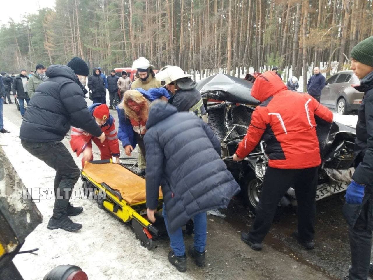 На месте работают десятки медиков