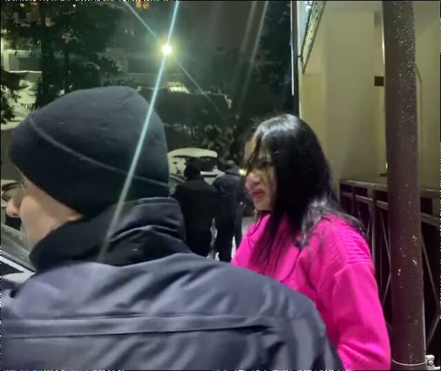 Женщина, из компании стрелков, материлась и нападала на других туристов.