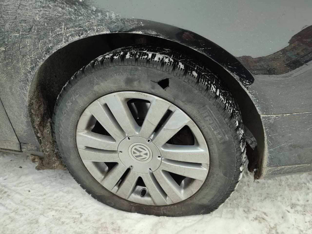 Хулиган порезал шины у автомобилей. dqxikeidqxidqrant