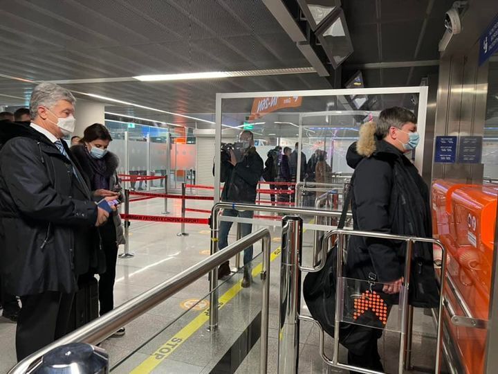 Порошенко возвращается в Украину: возле аэропорта в Киеве собрались сотни людей. Фото, видео и все подробности dqxikeidqxidqeant