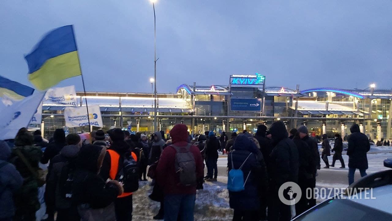 Порошенко возвращается в Украину: возле аэропорта в Киеве собрались сотни людей. Фото, видео и все подробности